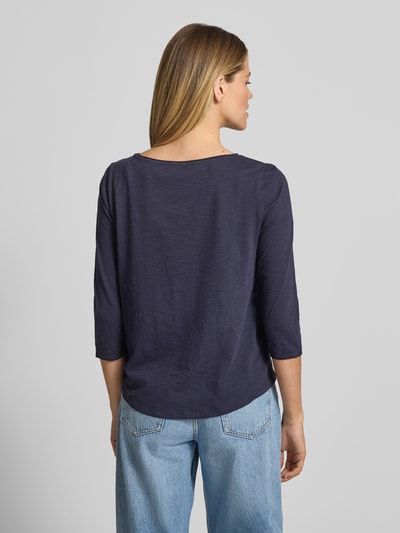Frauenmodel trägt Regular Fit 3/4-Shirt aus reiner Baumwolle von s.Oliver RED LABEL in Dunkelblau, Melange-Optik, Flammgarn, Ganzkörperansicht Rückansicht.