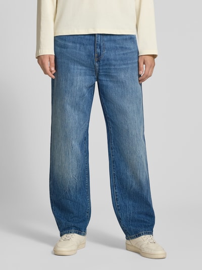 Männermodel trägt Straight Fit Jeans reiner Baumwolle Modell 'Aaron' von Carhartt Work In Progress in Mittelblau, 5-Pocket, Ganzkörperansicht von vorne. Herren Jeans, Knopf- und Reißverschluss, Bundweite 44 cm, Innenbeinlänge 77 cm.