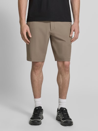 Mannenmodel draagt Slim Fit Chinoshorts met persplooien van BOSS Green in beige, gladde textuur, Ganzkörperansicht van voren.