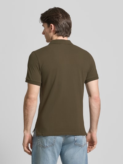 Männermodel trägt Slim Fit Poloshirt mit Logo-Stitching von Geox in Olivgrün, reine Baumwolle, strukturierte Oberfläche, Ganzkörperansicht Rückansicht.