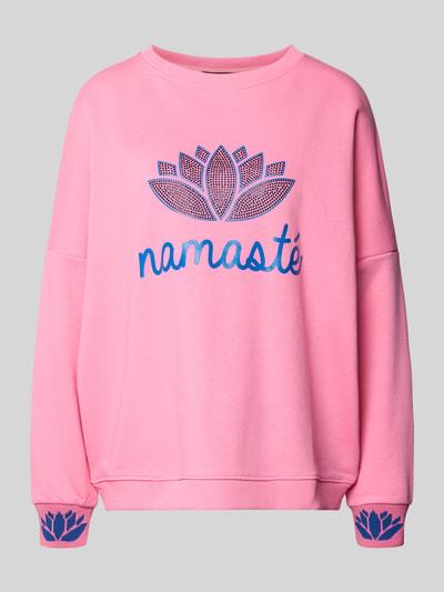 Produktfoto, rosafarbenes Oversized Sweatshirt mit blauen Schriftzügen und gerippten Abschlüssen, reine Baumwolle, von miss goodlife