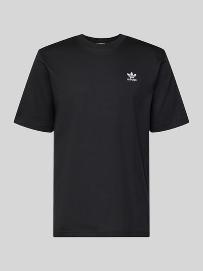 Produktfoto, T-Shirt mit Label-Stitching von adidas Originals in Schwarz, reine Baumwolle, Regular Fit, gerippter Rundhalsausschnitt
