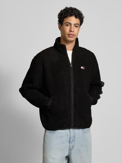 Männermodel trägt Relaxed Fit Fleecejacke in Teddyfleece-Optik von Tommy Jeans, Optik: Unifarben, Reißverschluss, Label-Stitching, Ganzkörperansicht von vorne.