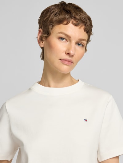 Frauenmodel trägt Boxy Fit T-Shirt aus reiner Baumwolle von Tommy Hilfiger in Optik: Unifarben mit Logo-Stitching, Nahaufnahme Oberkörper.