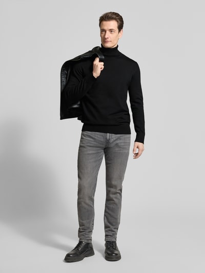Männermodel trägt Regular Fit Rollkragenpullover aus reiner Baumwolle von Tom Tailor Denim in Optik: Unifarben, Feinstrick, Label-Patch, Ganzkörperansicht von vorne.