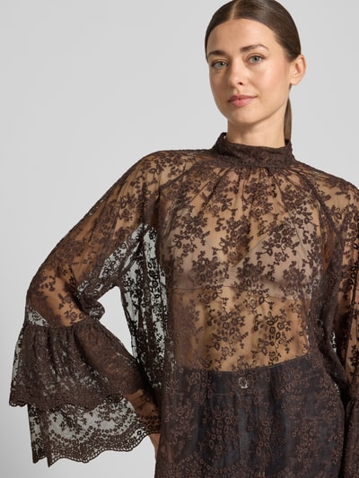 Modelka kobieca ma na sobie Blusenshirt aus Spitze mit Stehkragen od Milano Italy, brązowy bawełniany mix, relaxed fit, półprzezroczysty, widok górnej części ciała z przodu.