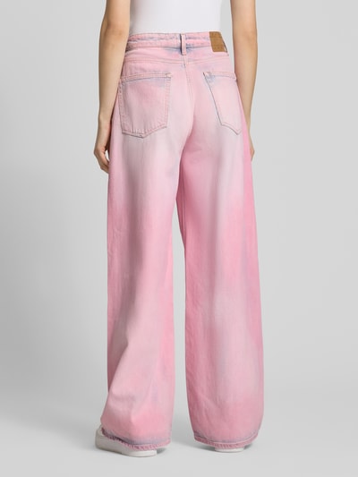 Frauenmodel trägt Loose Fit Jeans aus Baumwoll-Mix Modell 'CHARLIE MR LOOSE' von Tommy Jeans in Rosa, 5-Pocket-Design, Ganzkörperansicht Rückansicht.