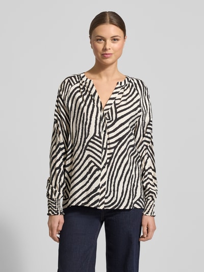 Frauenmodel trägt Hemdbluse mit Knopfleiste Modell 'BECCA' von Soyaconcept im Viskose-Mix mit lockerem Schnitt, schwarz-weiße Zebrastreifen, Ganzkörperansicht von vorne.
