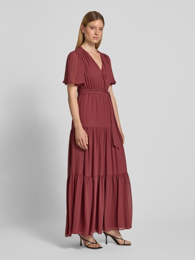 Frauenmodel trägt Abendkleid mit V-Ausschnitt und Bindegürtel von Christian Berg Cocktail aus Chiffon im Stufen-Look, A-Linie, Maxikleid; Rückenlänge 151 cm, Brustweite 41 cm, Ärmellänge 30 cm, Ganzkörperansicht von vorne.