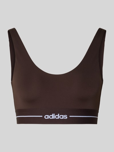 Produktfoto, BH mit elastischem Logo-Bund von adidas Sportswear in Braun, U-Ausschnitt, körpernaher Schnitt, glatte Stretch-Textur.