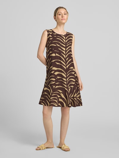 Frauenmodel trägt knielanges Kleid aus Viskose-Mix Modell 'Wenola' von OPUS, Relaxed-Fit, floraler Allover-Print, Ganzkörperansicht von vorne.