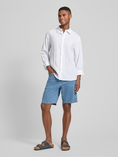 Männermodel trägt Regular Fit Freizeithemd aus Leinen-Baumwoll-Mix Modell 'CLAY LINENBLEND' von SELECTED HOMME in Melange-Optik, Ganzkörperansicht von vorne.