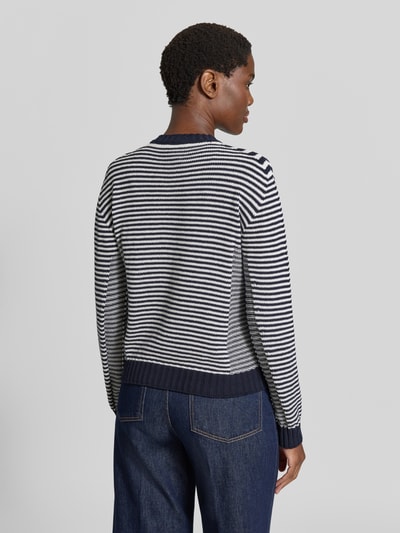Frauenmodel trägt Strickjacke aus Baumwoll-Mix von Emporio Armani, schmale Passform, dunkelblau-weiße Streifen, elastische Abschlüsse, Rückenlänge 53 cm, Ärmellänge 65 cm, Ganzkörperansicht Rückansicht.