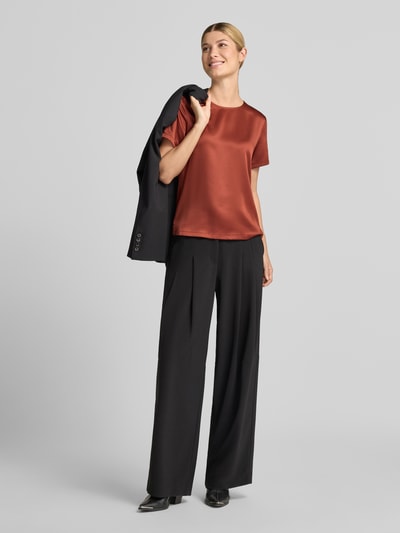 Vrouwenmodel draagt Regular Fit Blouse van Satin van Christian Berg Woman Selection in roestbruin, ronde hals, korte mouwen, gladde textuur, full body vooraanzicht.