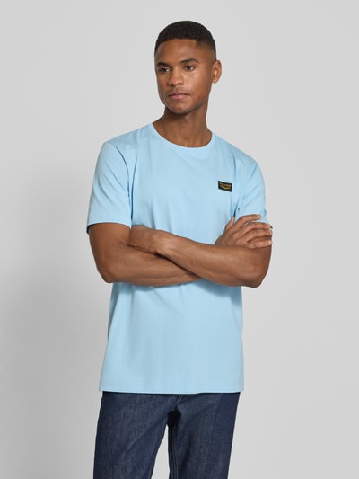 Männermodel trägt hellblaues T-Shirt mit Label-Stitching Modell 'GUYVER' von PME Legend, Regular Fit, Nahaufnahme Oberkörper.