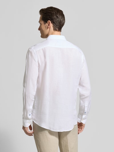 Männermodel trägt weißes Casual Fit Freizeithemd aus Leinen von OLYMP Level Five mit Kentkragen und Knopfleiste, Rückenansicht, Kontext: Rückenlänge bei Größe M beträgt 77 cm, Schulterbreite 49 cm, Ärmellänge 67 cm.