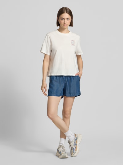 Frauenmodel trägt Regular Fit Jeansshorts aus Lyocell Modell 'PEMA LIFE' von Only in Denim-Optik, seitliche Eingrifftaschen, elastischer Bundabschluss und Tunnelzug, Material Lyocell, Ganzkörperansicht von vorne.
