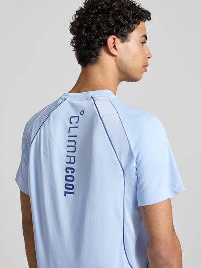 Männermodel trägt hellblaues T-Shirt mit Label-Print von adidas Training, Regular Fit, Rundhalsausschnitt, Rückenlänge 74 cm, Ganzkörperansicht Rückansicht.