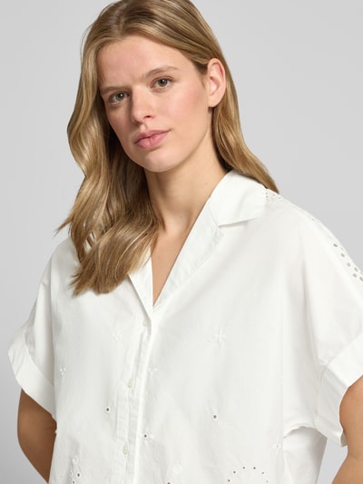 Frauenmodel trägt Relaxed Fit Bluse aus reiner Baumwolle mit Spitzen-Details von Marc O'Polo Denim, Optik: Unifarben, Nahaufnahme Oberkörper.