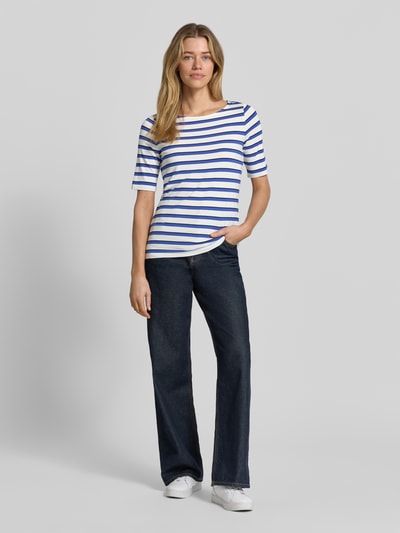 Frauenmodel trägt T-Shirt aus Viskose-Mix mit U-Boot-Ausschnitt von Betty Barclay, taillierte Passform, Halbarm, Ganzkörperansicht von vorne.