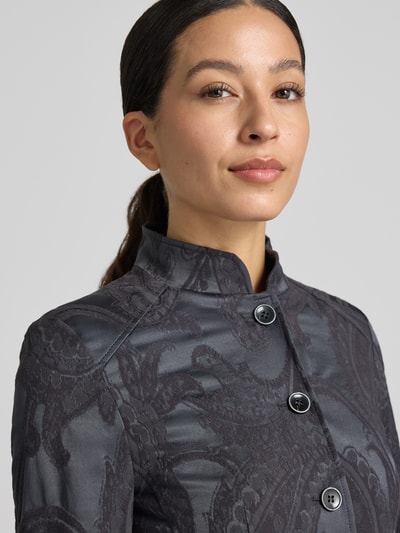 Frauenmodel trägt Slim Fit Blazer aus Baumwoll-Mix von White Label mit Strukturmuster, Knopfleiste, Stehkragen, Nahaufnahme Oberkörper.