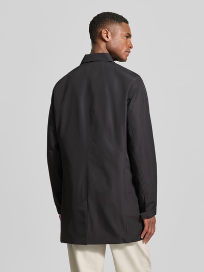 Męski model nosi Kurzmantel mit verdeckter Knopfleiste Modell 'miles' od Matinique, czarny, krój regular fit, całkowity widok z tyłu, długość tyłu w rozmiarze M: 88 cm, szerokość ramion w rozmiarze M: 45 cm, szerokość klatki piersiowej w rozmiarze M: 55 cm, długość rękawa w rozmiarze M: 66 cm