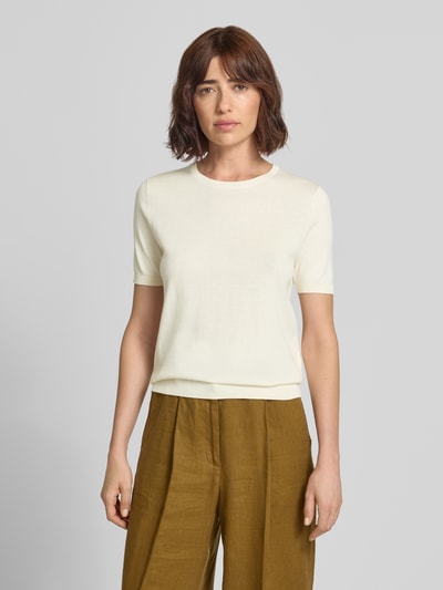 Frauenmodel trägt Regular Fit Strickshirt aus Seiden-Baumwoll-Mix Modell 'WKDAGRO' von Weekend Max Mara in Creme, unifarben, Feinstrick, Nahaufnahme Oberkörper