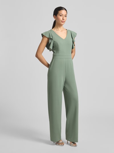 Frauenmodel trägt Regular Fit Jumpsuit mit Rüschenbesatz von Swing in hellem Grün, ärmellos, V-Ausschnitt, elastischer Material-Mix, Ganzkörperansicht von vorne.
