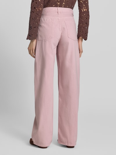 Frauenmodel trägt Jeans mit Eingrifftaschen Modell 'NEWYORK' von MANGO, rosa, Wide Leg, reine Baumwolle, Ganzkörperansicht Rückansicht.