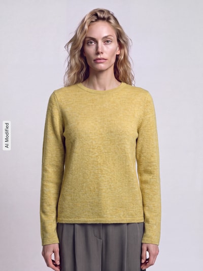 Vrouwenmodel draagt regular fit pullover uit wolmix model 'LULU' van Selected, Dames, lichtgele kleur, effen structuur, geheel lichaamsaanzicht van voren, KI-modificeerd beeld.