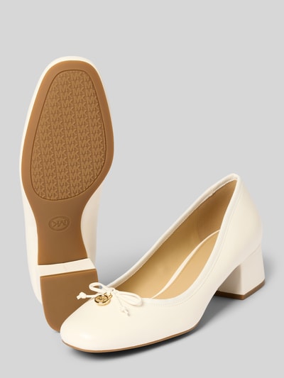 Produktfoto, pumps aus echt leer Modell 'PIPER' von MICHAEL Michael Kors in gebroken wit met sierstrik, logohanger in metallic, blokhak, gladde zool, afgeronde model, hakhoogte maat 40: 5 cm, schachthoogte maat 40: 7 cm, schachtbreedte maat 40: 20 cm