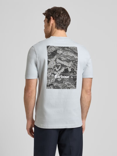 Männermodel trägt Relaxed Fit T-Shirt aus reiner Baumwolle Modell 'WILDFELL' von Barbour, unifarben mit Label Print, Jersey, kurzarm, Ganzkörperansicht Rückansicht
