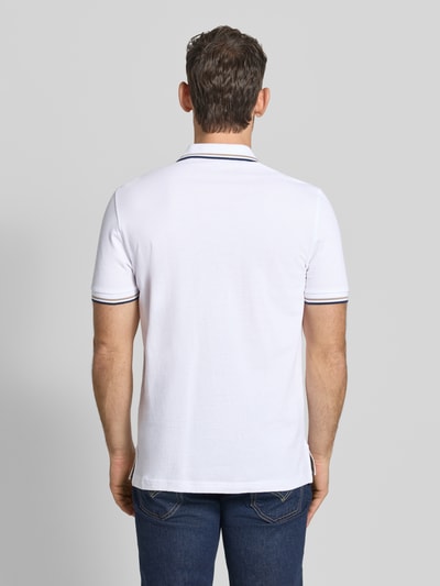 Männermodel trägt Regular Fit Poloshirt mit Kontraststreifen von Christian Berg Men aus reiner Baumwolle, Rückenlänge 71 cm bei Größe M, Ganzkörperansicht Rückansicht.