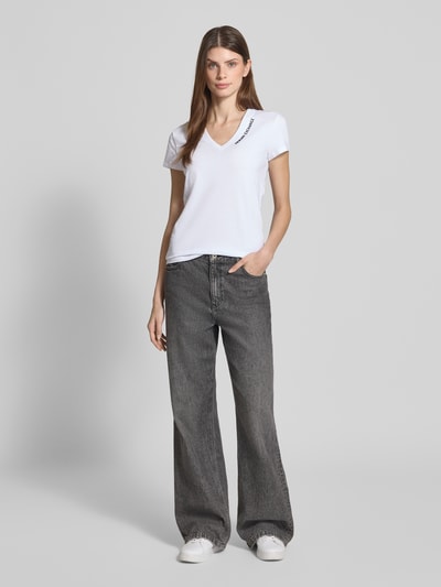 ARMANI EXCHANGE T-shirt z wyhaftowanym logo i dekoltem w serek Biały 1