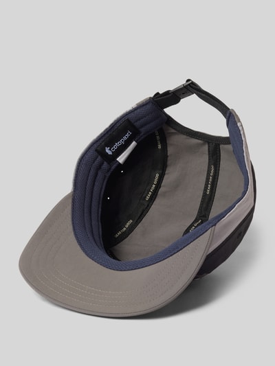 Produktfoto, 5-Panel Hat mit Logo-Print Modell 'Tech' von Cotopaxi, graue und dunkelblaue Panel-Einsätze, Logo-Patch, Strapback-Verschluss