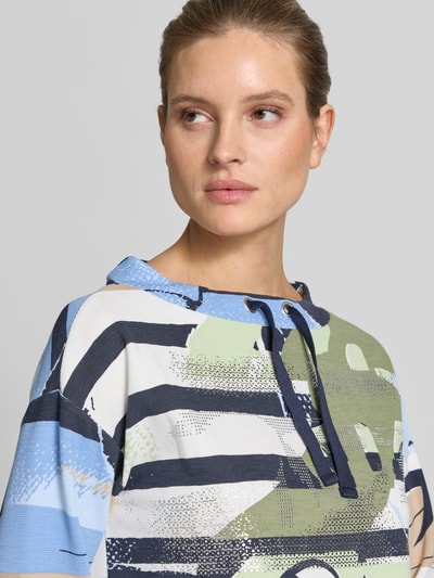 Vrouwenmodel draagt Sweatshirt uit Viscose-mix met ronde hals en tunnelkoord van Betty Barclay, regular fit, blauw-groen gestreept, close-up bovenlichaam.