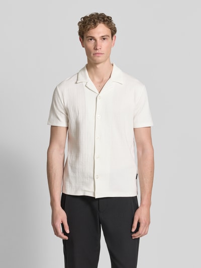 Męski model nosi Regular Fit Freizeithemd aus Baumwoll-Mix Modell '11 FILIP' od Strellson, kolor jednolity, krój regular fit, resortowy kołnierzyk, guzikowa listwa, krótki rękaw, materiał jacquardowy, przód w pełnej długości, widok całej sylwetki z przodu.