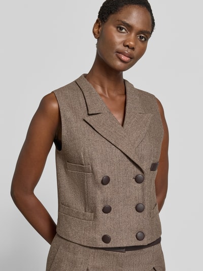 Frauenmodel trägt Weste aus Schurwoll-Mix mit Reverskragen von Armani Exchange, brauner Zweireiher, regular fit, Nahaufnahme Oberkörper.