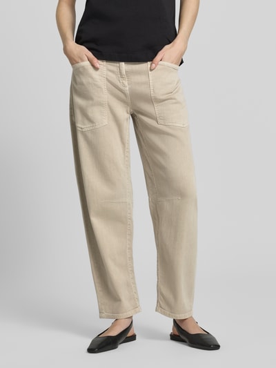 Kobiece modelka nosi Barrel Fit Jeans aus Baumwoll-Mix Modell 'OCEAN' od Cambio, efekt: jednolity kolor, mieszanka bawełny, szlufki na pasek, naszywka z logo, 5 kieszeni, zapięcie na guzik i ukryty zamek błyskawiczny, denim, jasny beż, materiał gładki, Ganzkörperansicht von vorne.