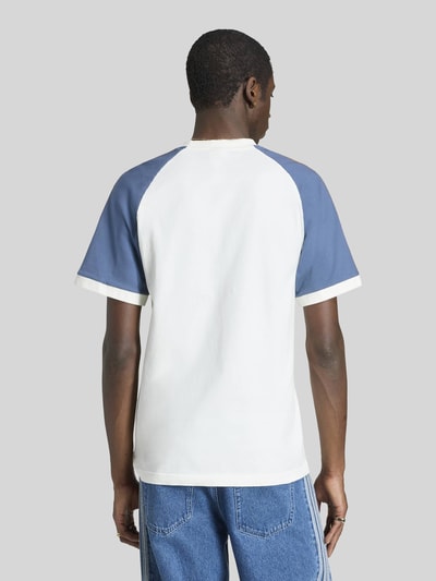 adidas Originals Loose Fit T-Shirt aus reiner Baumwolle Modell 'CALI' Rauchblau 4