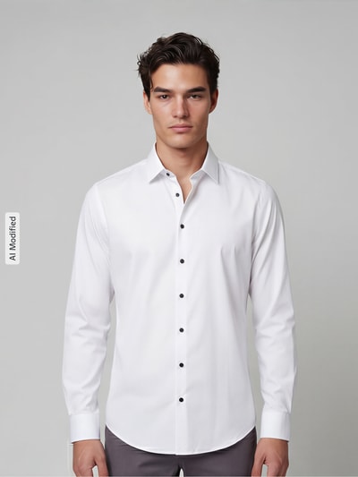 Männermodel trägt Slim Fit Business-Hemd mit Kentkragen von Jake*s, reine Baumwolle, weiß, Knopfleiste, Ganzkörperansicht von vorne.