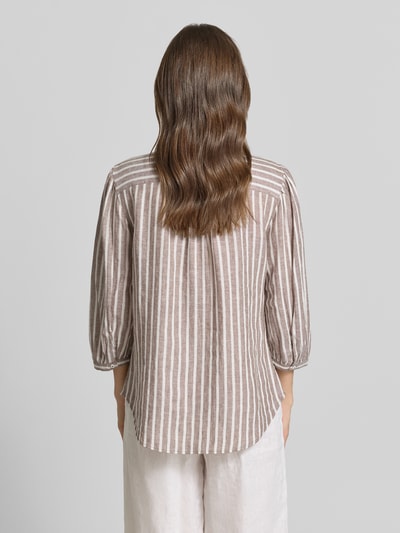 Frauenmodel trägt Regular Fit Hemdbluse aus Leinen-Viskose-Mix Modell 'VIOLET' von Brax, gestreift, Flammgarn, 3/4-Arm, Ganzkörperansicht Rückansicht.