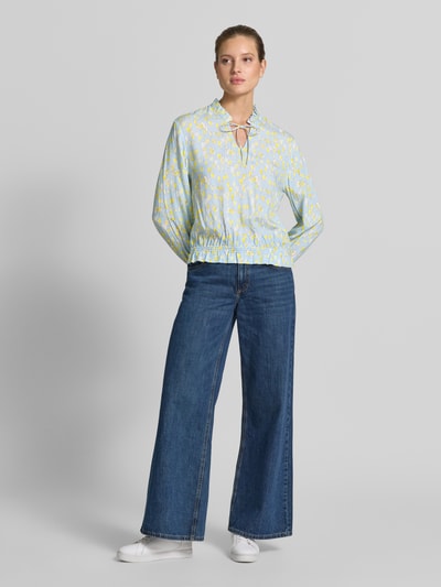 Frauenmodel trägt Regular Fit Bluse aus reiner Viskose mit elastischen Abschlüssen von Emily Van den Bergh, Allover-Motiv, Ganzkörperansicht von vorne.