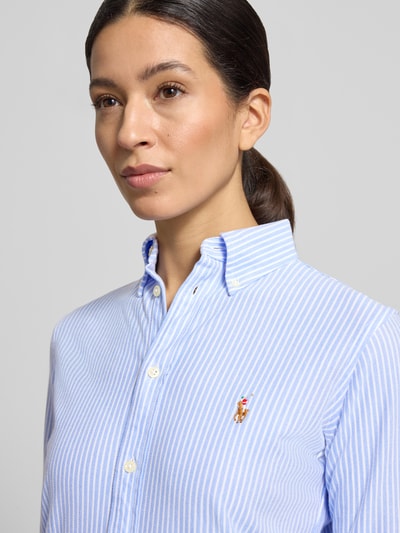 Frauenmodel trägt Regular Fit Hemdbluse aus reiner Baumwolle Modell 'HEIDI' von Polo Ralph Lauren, blau-weiß gestreift, Nahaufnahme Oberkörper.