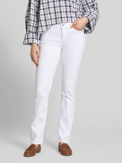 Vrouwenmodel draagt Straight Fit jeans in 5-pocketmodel model 'PIPER LONG' van Cambio, katoenmix, knoop- en ritssluiting, bandwijdte 40 cm, binnenbeenlengte 78 cm, wit, vooraanzicht volledige lichaamsopname.