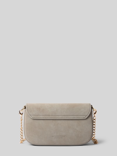 Produktfoto, Crossbody Bag mit Strukturmuster Modell 'Vanja' von Seidenfelt in Taupe mit goldfarbener Ketten-Schulterriemen, glatte Textur. Breite 18 cm, Länge 12 cm, Tiefe 5 cm, Schulterriemen 120 cm.