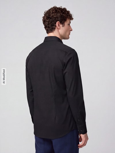 Männermodel trägt schwarzes Super Slim Fit Businesshemd aus Baumwoll-Mix von OLYMP No. Six, glatte Struktur, Ganzkörperansicht Rückansicht, KI-modifiziertes Bild