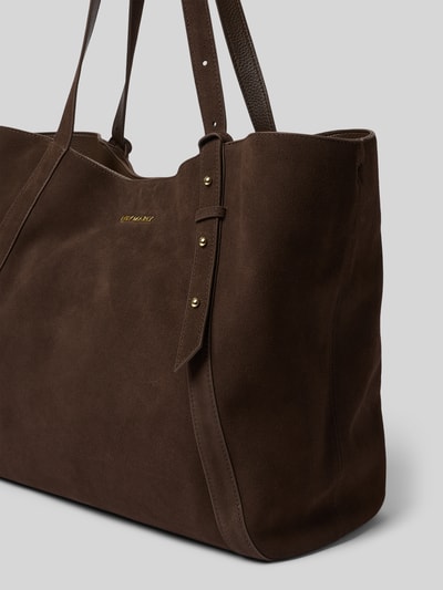 Produktfoto, Handtasche aus kalfsleer met labeldetail model 'Pretty Wonder' van Hey Marly in donkerbruin met lange hengsels, hoofdvak met magneetsluiting, binnenvak met ritssluiting, breedte maat 1: 40 cm, lengte maat 1: 33 cm, diepte maat 1: 17 cm, schouderbandlengte maat 1: 58 cm.