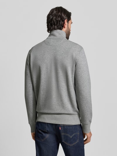 Männermodel trägt Regular Fit Sweatjacke mit Stehkragen Modell 'Gield' von Gant in Grau, Baumwoll-Mix, Rückansicht Ganzkörperansicht.