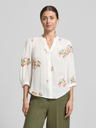 Kobiece model prezentuje Regular Fit Bluse aus Viskose-Mix mit Stitchings von Apricot, biała z kolorowymi haftami, dekolt w serek, długość tyłu 57 cm, długość rękawów 47 cm, mieszanka wiskozy, krój regular fit, hafty, Ganzkörperansicht von vorne.